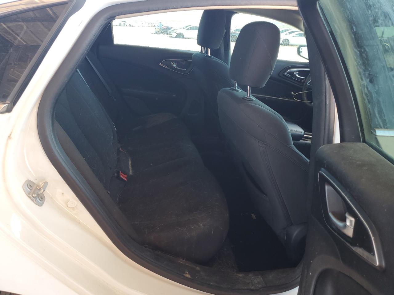 Chrysler 200 Limited Image 12