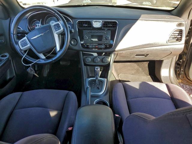 Chrysler 200 Touring Image 12