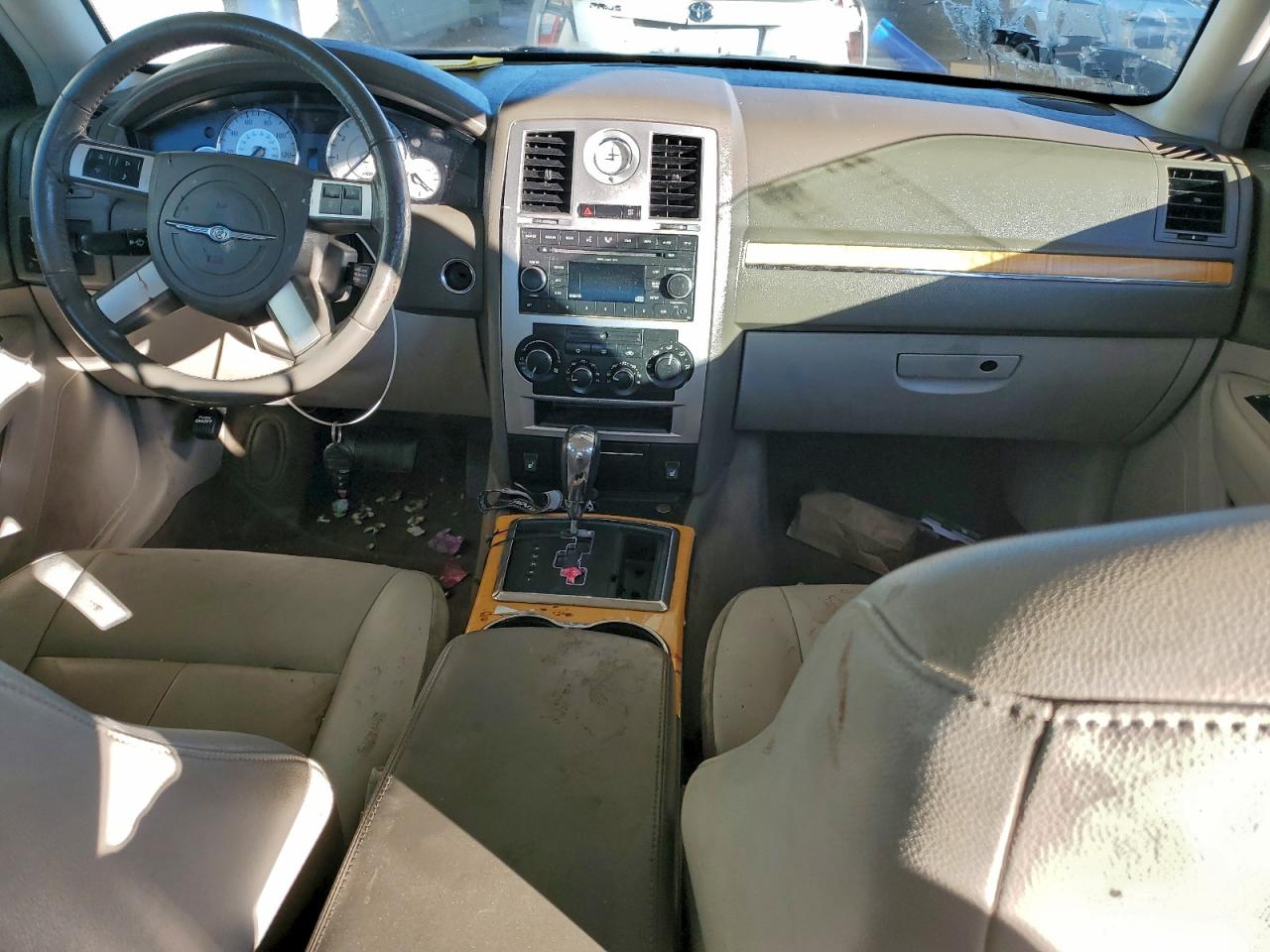 Chrysler 300 Limited Image 8