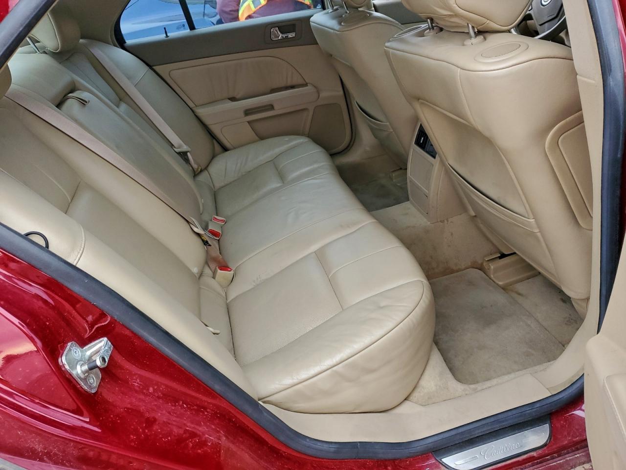 Cadillac STS Image 11