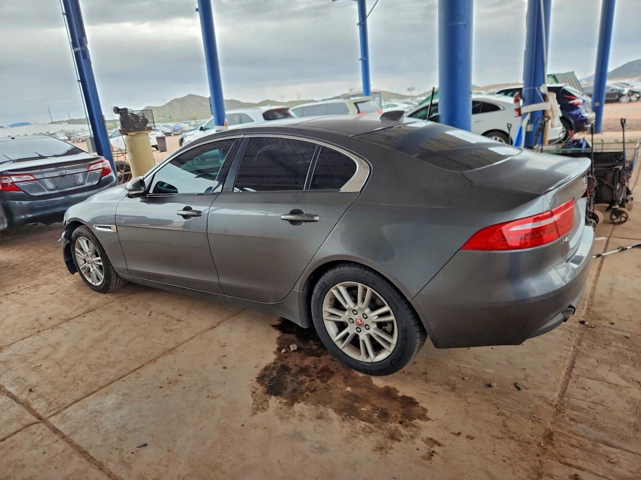 Jaguar XE Premium Image 4