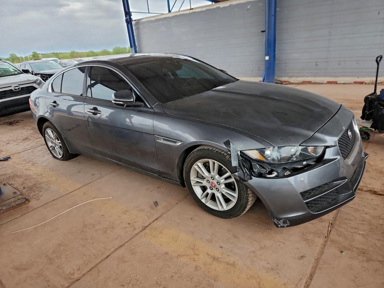 Jaguar XE Premium Image 2