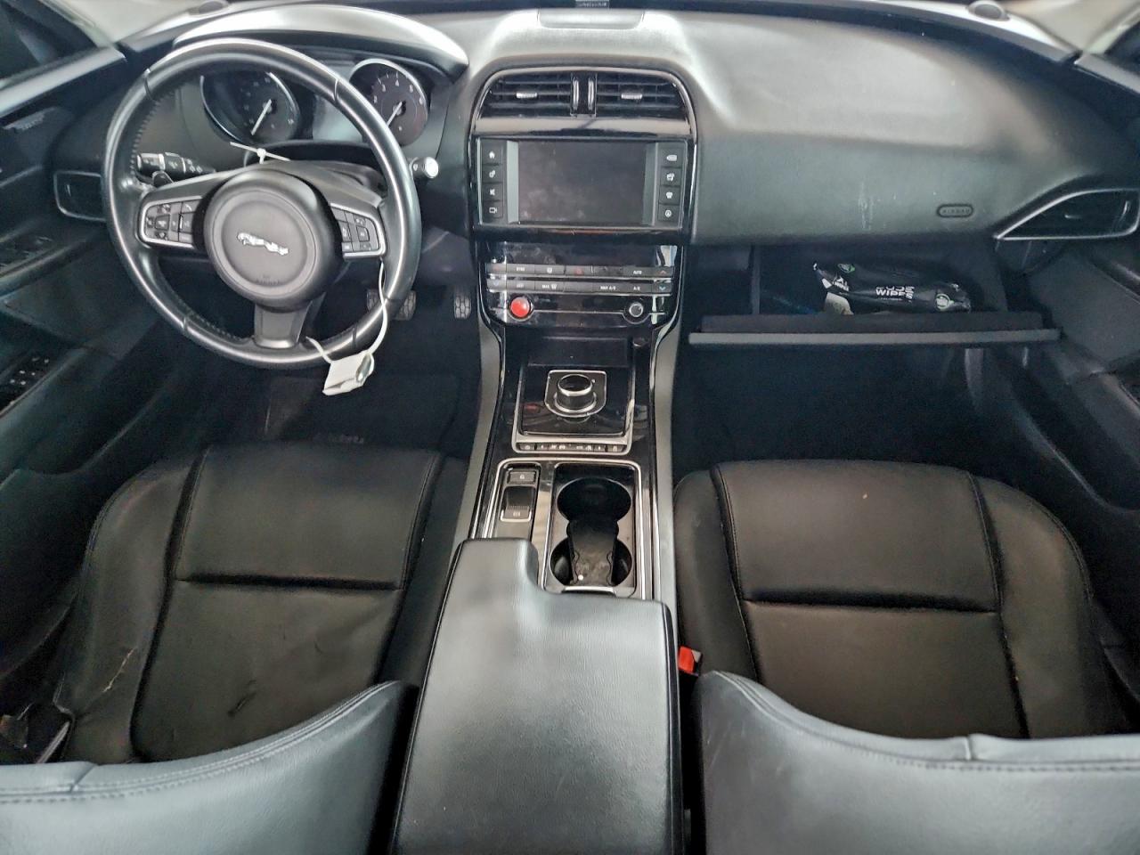 Jaguar XE Premium Image 3