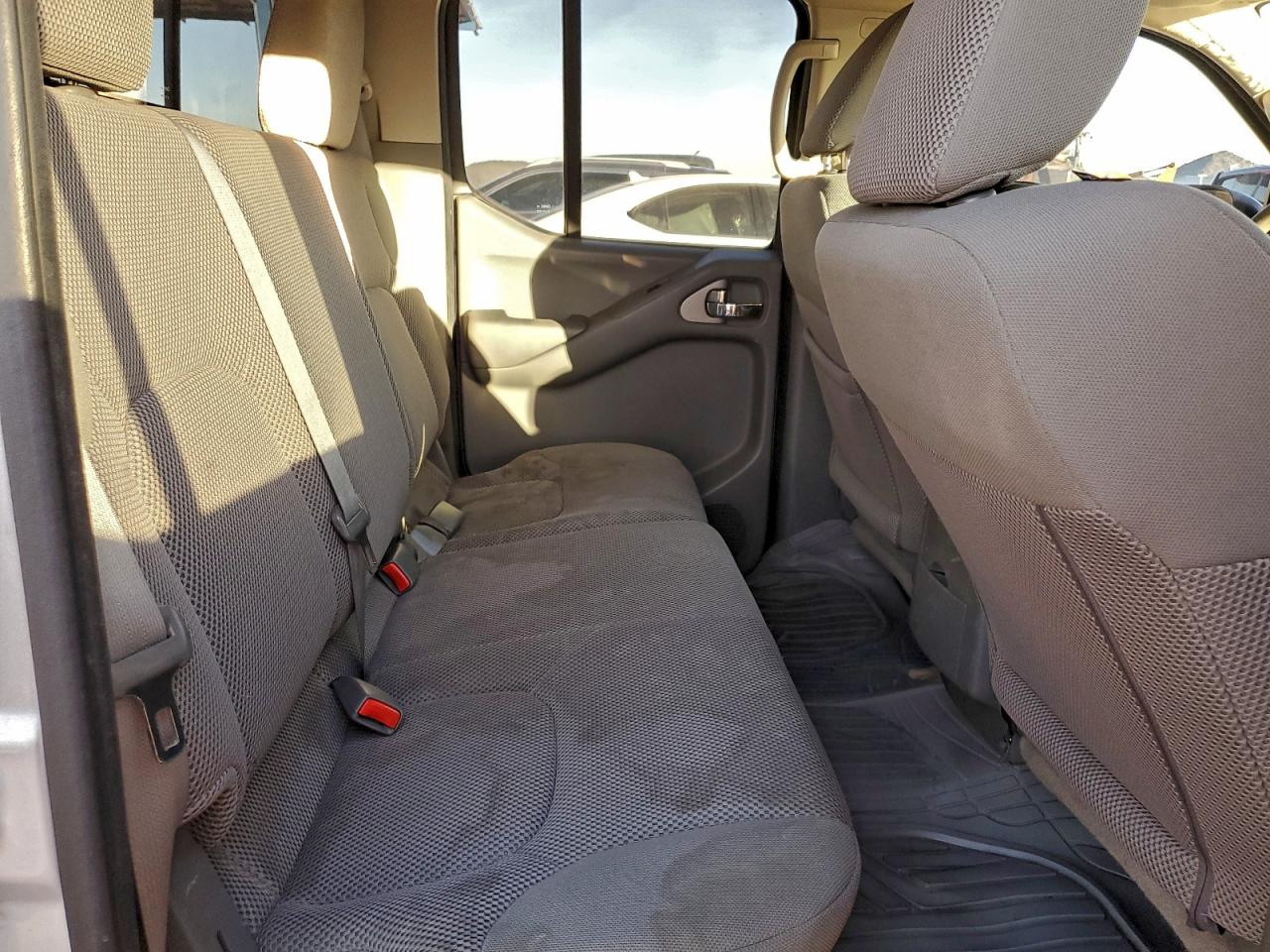 Nissan Frontier S Image 8