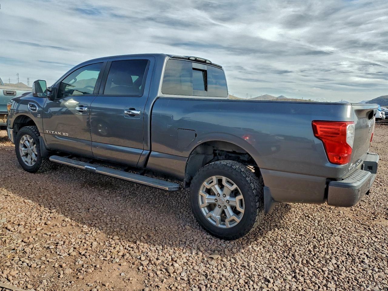 Nissan Titan Sl Image 5