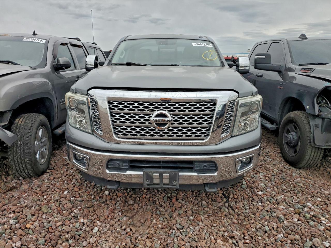 Nissan Titan Sl Image 8