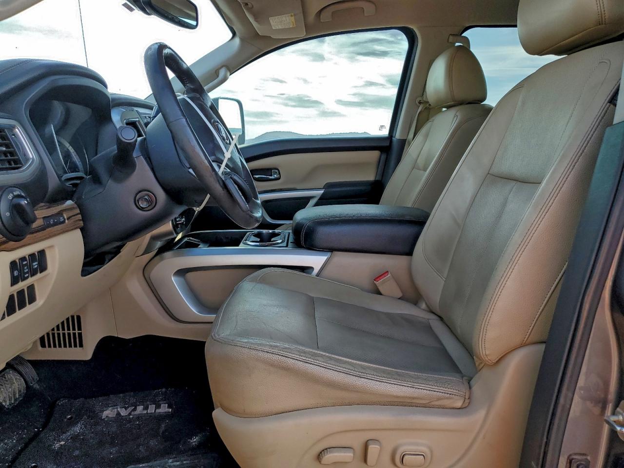 Nissan Titan Sl Image 9