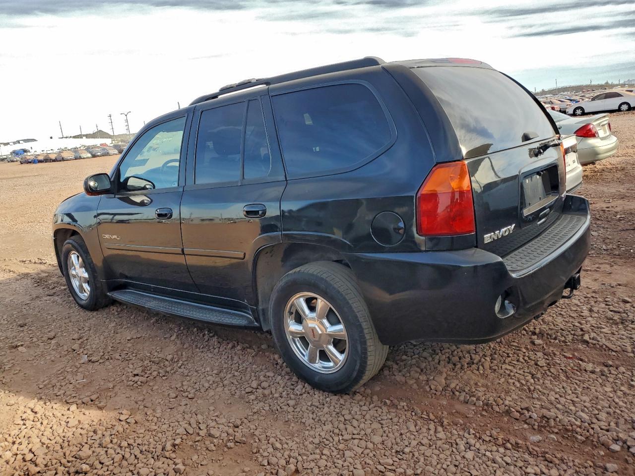 GMC Envoy Denali Image 4