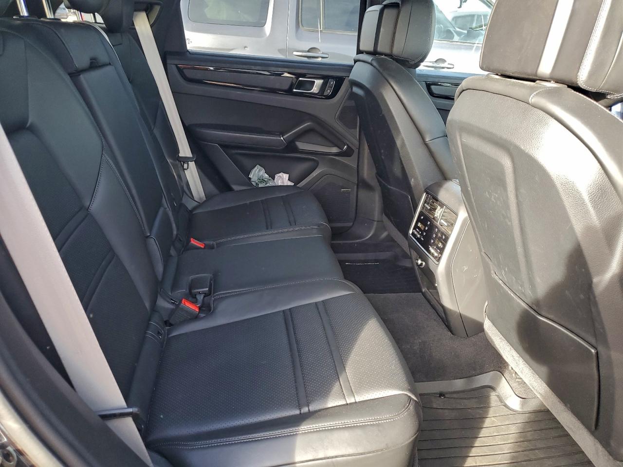 Porsche Cayenne S Image 7