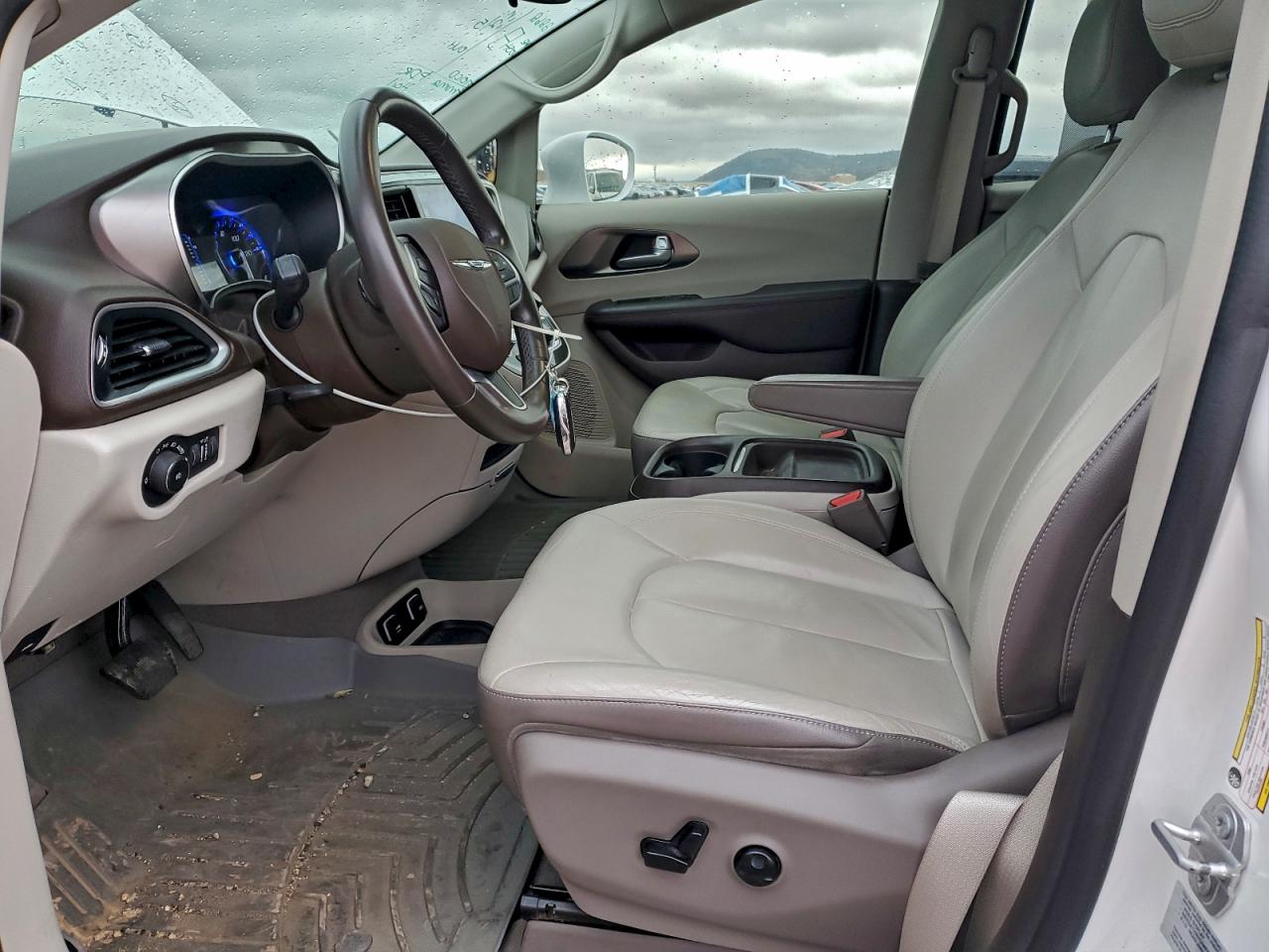 Chrysler Pacifica Touring L Image 2