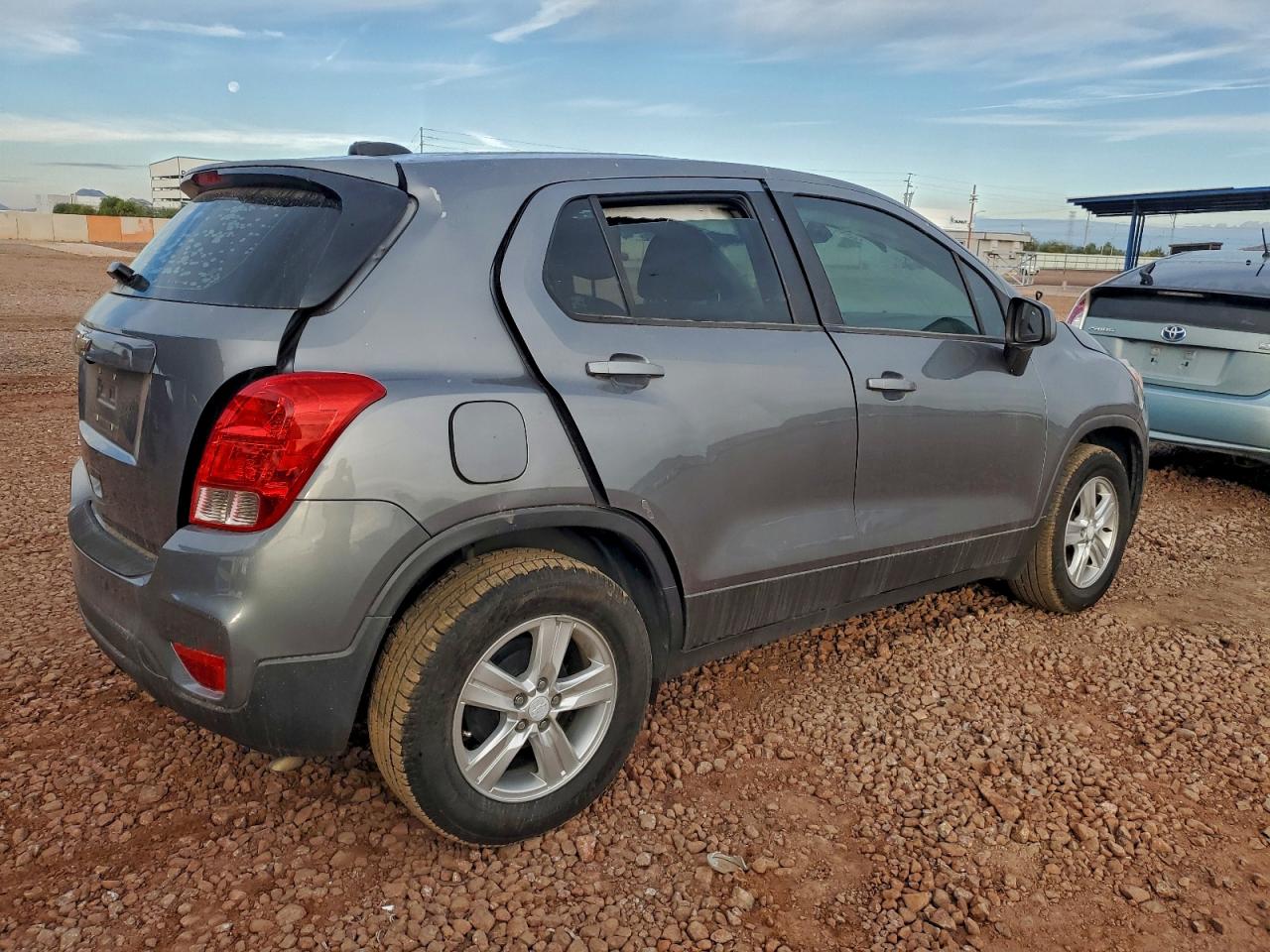 Chevrolet Trax Ls Image 2